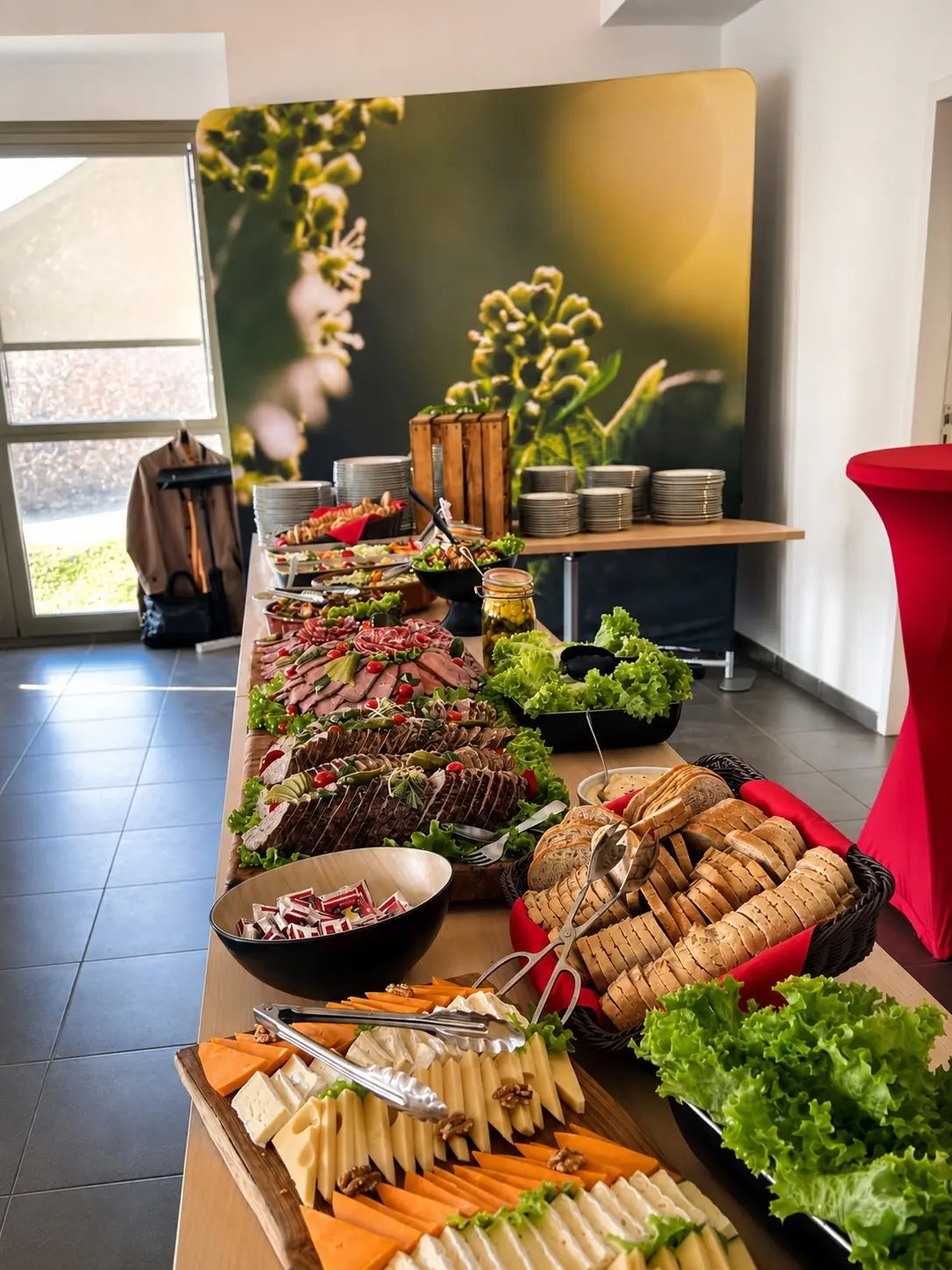 Grand buffet traiteur dressé pour une réception professionnelle