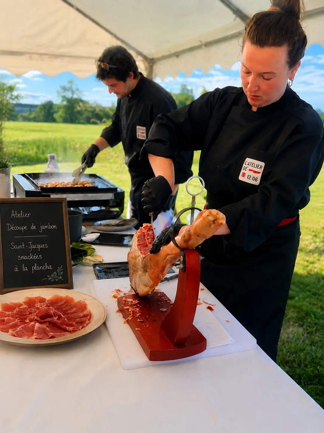 Découpe de jambon réalisée devant les invités d’un cocktail d’entreprise